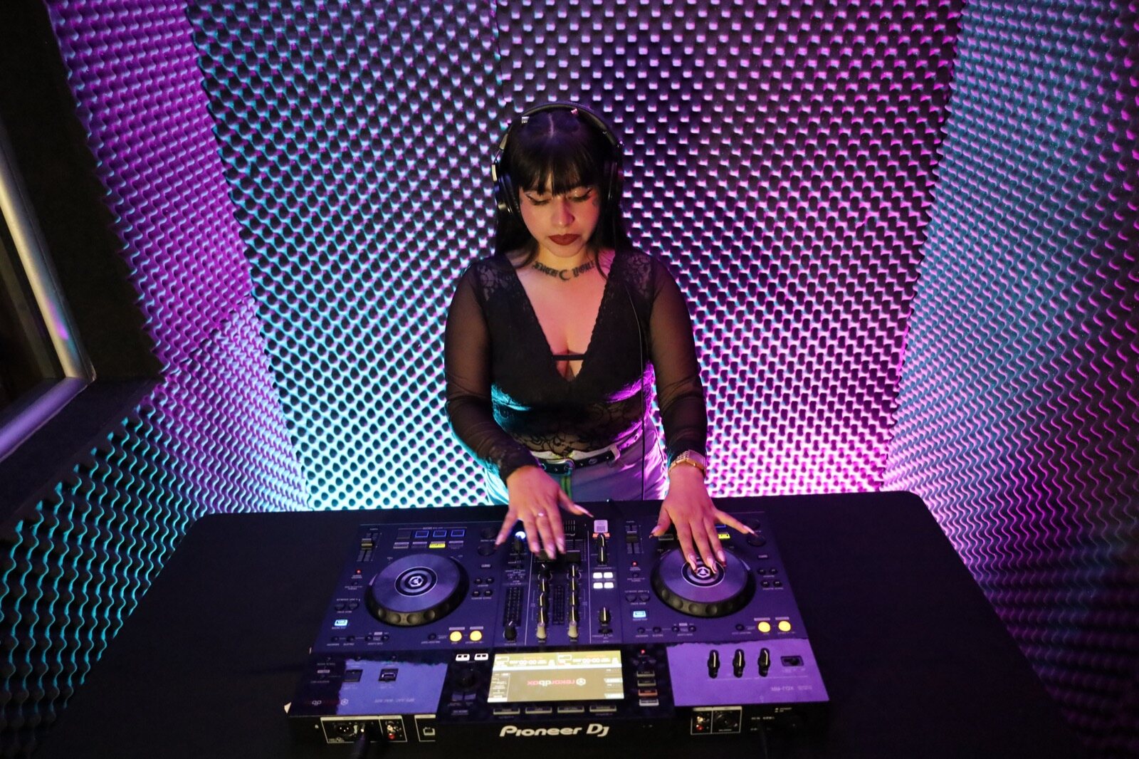 DJ practicando en una cabina profesional